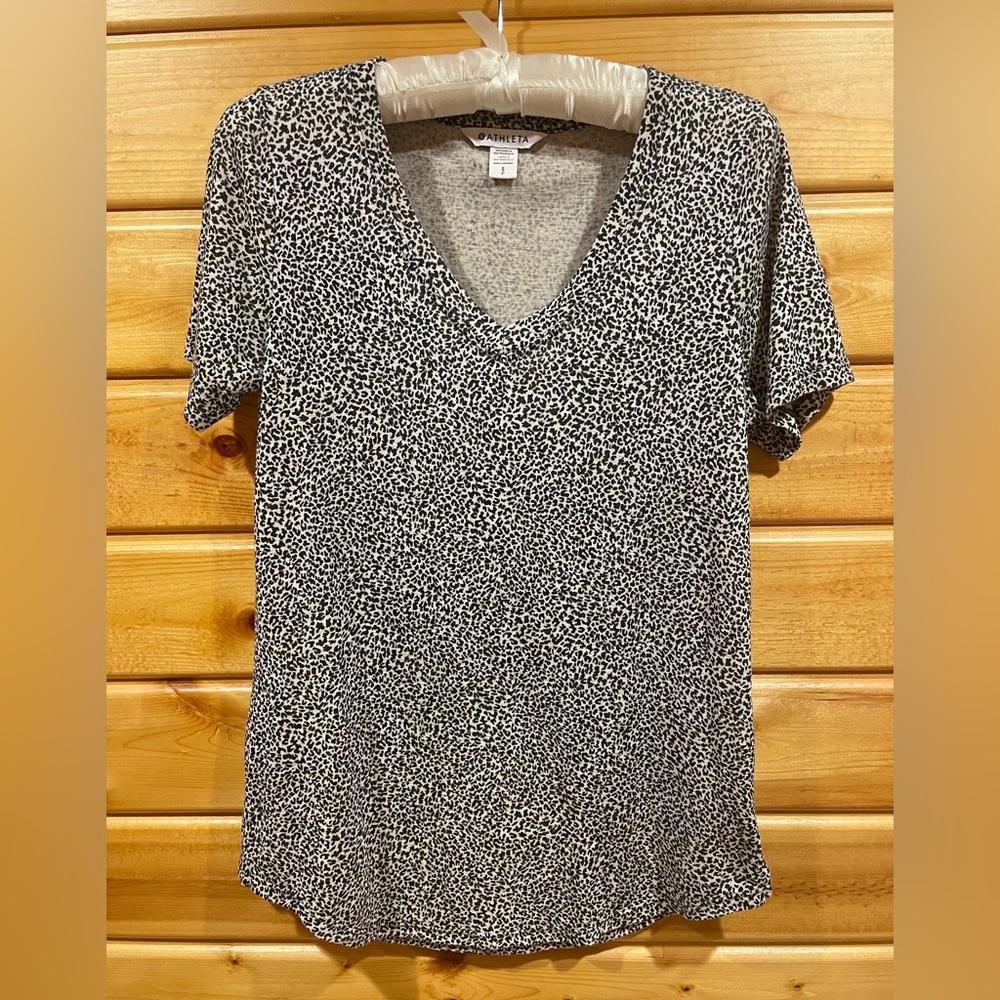 Athleta Animal Print Breezy Scoop V-Neck Tee Size Small